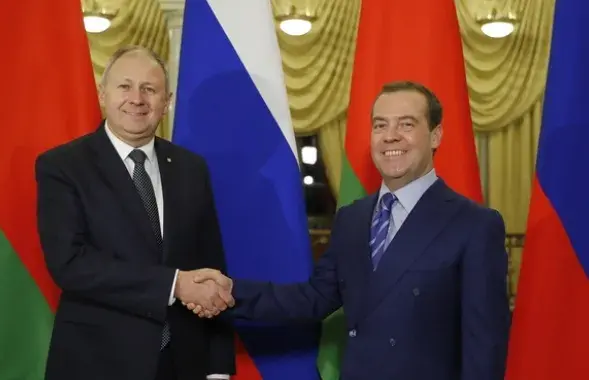 Сергей Румас и Дмитрий Медведев на переговорах / government.ru​