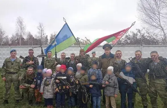 Дзеці са зброй у Мікашэвічах / lnc.by
