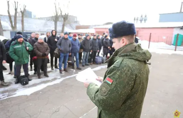 Военнообязанных вызывают в воинские части. Говорят, в рамках проверки боевой готовности ВС /&nbsp;@modmilby
