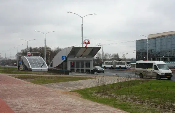 Уваход на станцыю мінскага метро "Пятроўшчына"