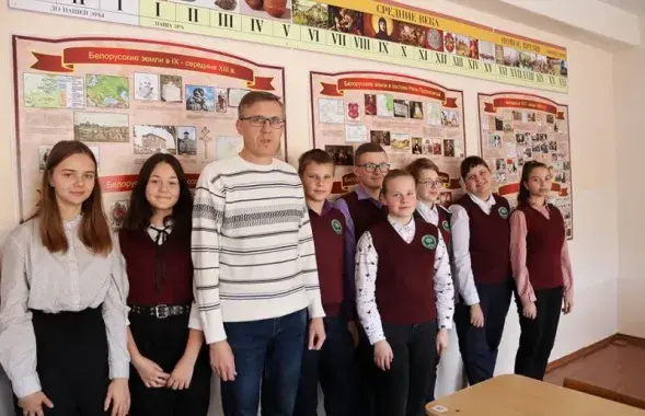Андрей Петровский с учениками / газета "Светлый путь"​