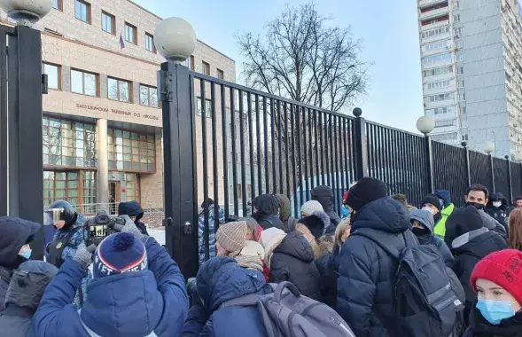 Журналісты ля суда, дзе разглядаецца новая справа Навальнага / @novaya_pishet
