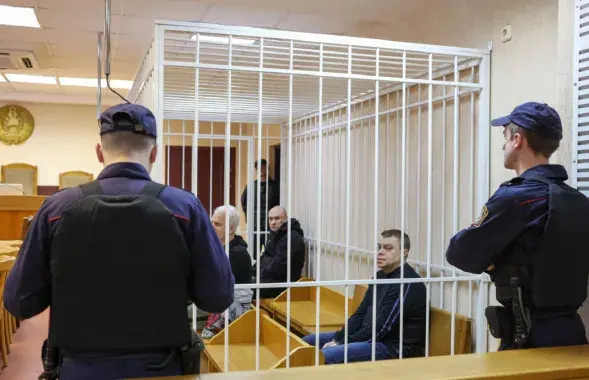 Алесь Бяляцкі, Валянцін Стэфановіч і Уладзімір Лабковіч у судзе / sb.by
