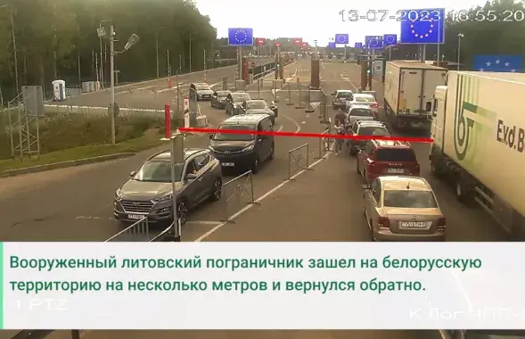 Литовский пограничник пересек границу с Беларусью / кадр из видео Пограничного комитета
