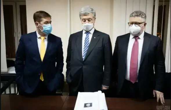 Петр Порошенко (в центре) на суде / УНИАН​