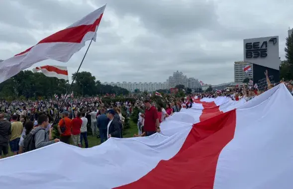 БЧБ-флаги на Марше новой Беларуси в Минске​