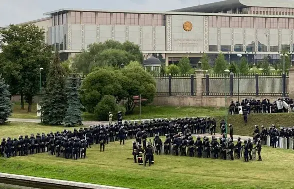 Дворец Независимости в Минске и силовики, осень 2020-го / Из архива Еврорадио​