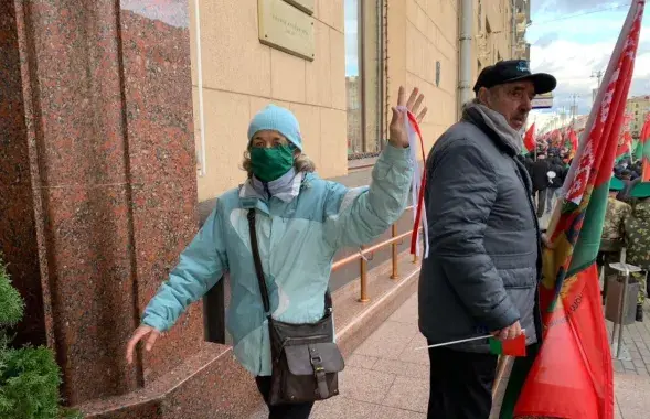 Сторонники различных политических течений во время провластного и независимого маршей в Минске 19 октября 2020 года / Еврорадио