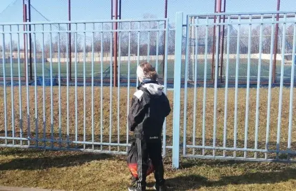 Дзіця ў спусцелага футбольнага поля / @belarusfoot
