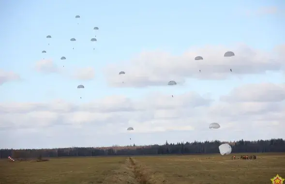 Высадка беларускіх і расійскіх дэсантнікаў на вучэннях​ / t.me/modmilby