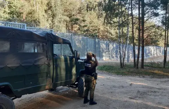 &nbsp;Працягласць плота — 186 кіламетраў, а вышыня — 5,5 метраў
