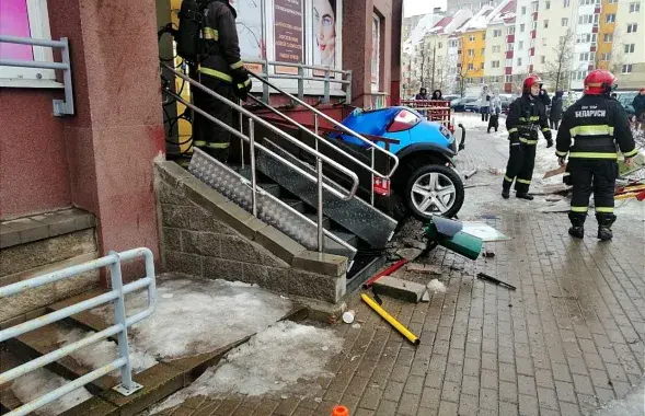 Спасатели работают на месте ДТП
