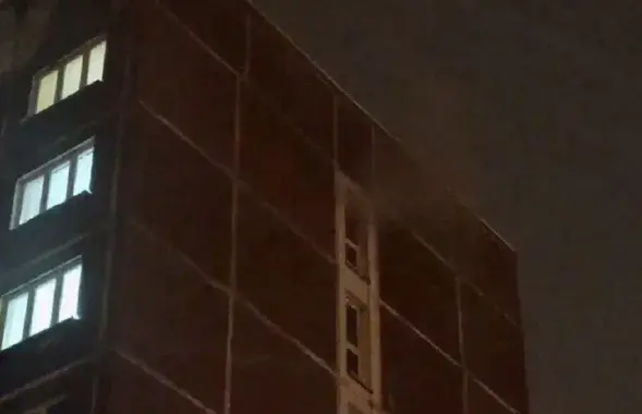 Здание общежития, в котором произошёл пожар / minsk.mchs.gov.by
