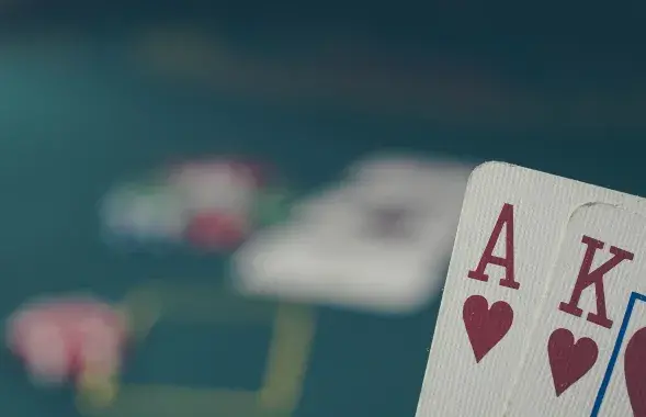 Белорусу и ещё 26 гражданам России, с которыми он играл в покер, теперь грозит депортация / pixabay
