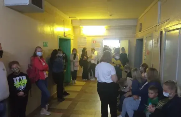 Да 30 чалавек чакаюць прыёму ў адзін кабінет​