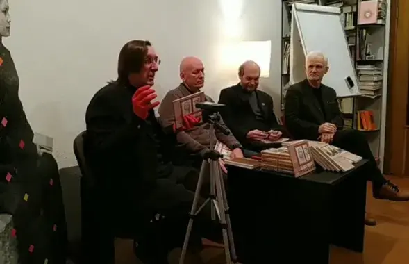 Алесь Пушкин с красными руками / Кадр из видеотрансляции​