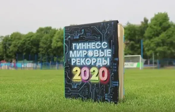 За секунду до попадания / Скриншот с видео ФК "Крумкачы"​