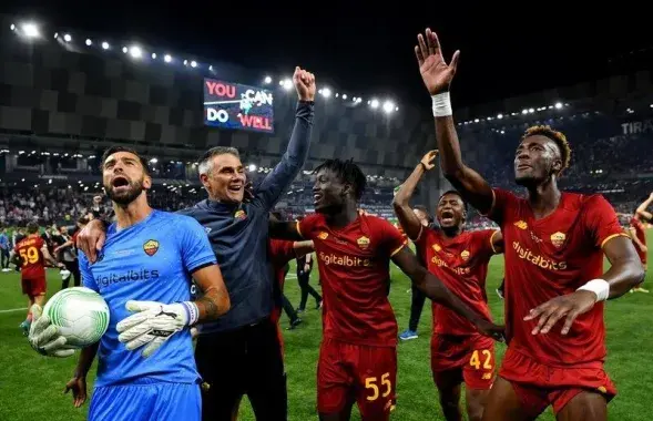 "Рома" и Жозе Моуринью празднуют победу в Лиге конференций / uefa.com