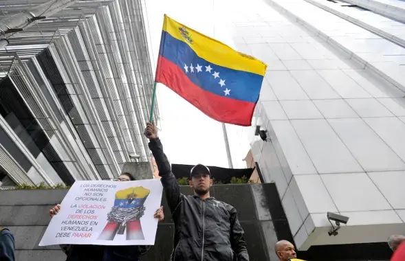 A protester&nbsp;in Caracas after the presidential elections / Reuters