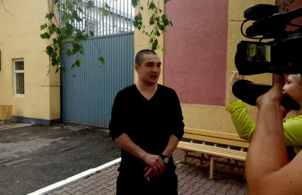Владимир Румянцев возле СИЗО №1 на улице Володарского в Минске. Фото: Еврорадио