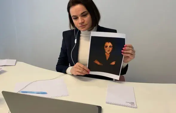 Светлана Тихановская показывает репродукцию картины "Ева" Хаима Сутина как символ мирной борьбы белорусов / @tsikhanouskaya