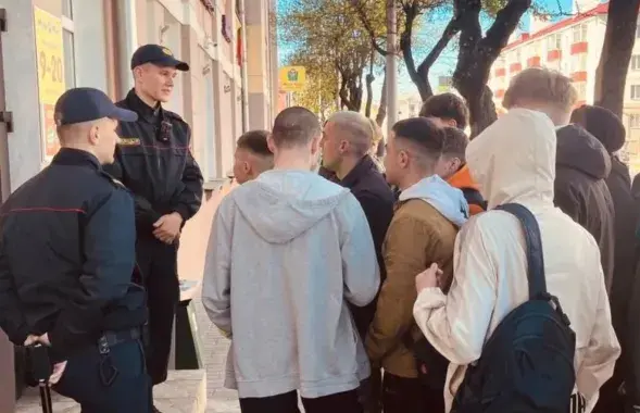 Милиция дежурит возле секонд-хенда в Гомеле / t.me/flagshtok
