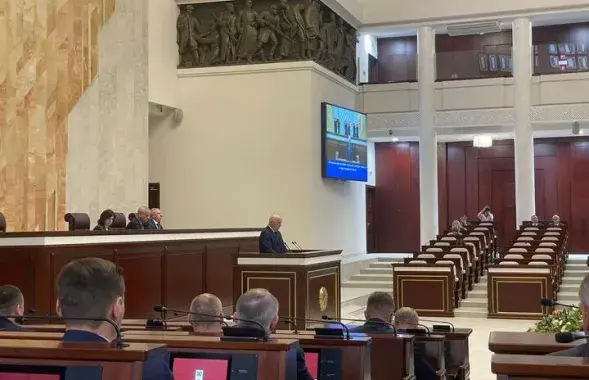 Анатоль Сівак выступае перад дэпутатамі / прэс-служба ўрада
