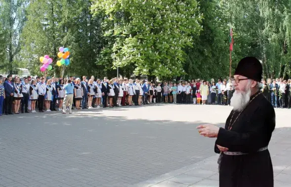 На фото священник на "Последнем звонке" в смолевичской школе, фото: borisoveparhia.by