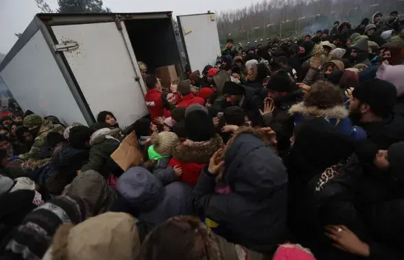 Мігранты чакаюць беларускіх прадуктаў харчавання / wsj.com