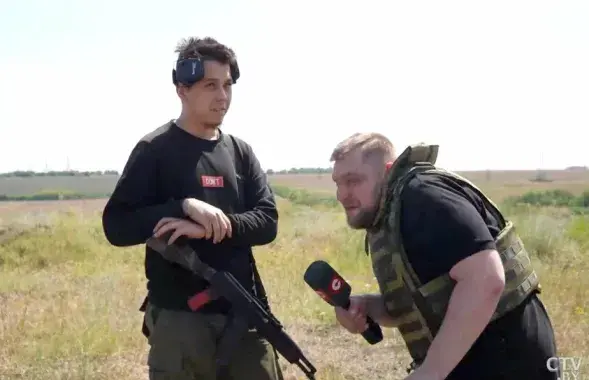 Во время интервью Азарёнок испугался звуков взрывов. Красиво&nbsp; / "СТВ"
