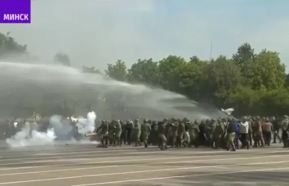 Водометом на спецназ / Скриншот с видео "Беларусь 1"​