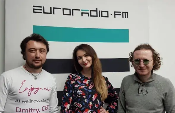 Дзмітрый Зяневіч з сувядоўцамі "Стартапніцы" / Еўрарадыё