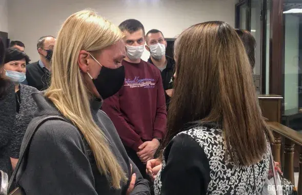 Дочь Геннадия Шутова успокаивает сестру Александра Кордюкова, за ними наблюдают якобы пострадавшие Гаврилов и Голицын / "Белсат"​