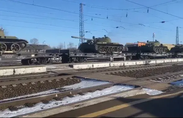 Старыя савецкія танкі едуць на фронт / кадр з відэа
