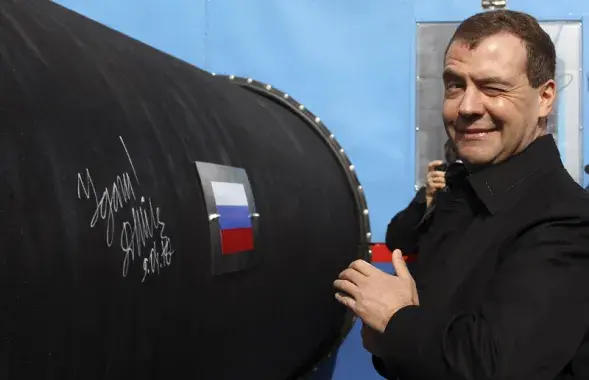 Дмитрий Медведев около трубы "Северного потока". Фото из архива Reuters