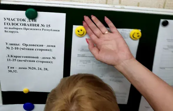 Другая наблюдательница мешает Анне Суслиной сфотографировать протокол​