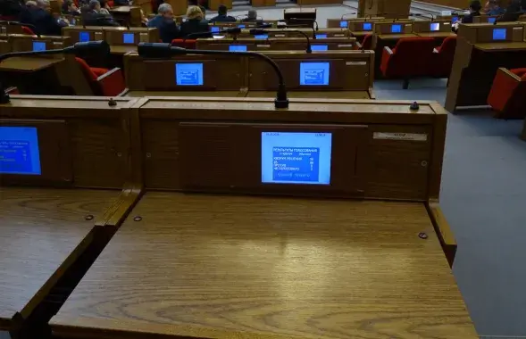 Відэахіт: Міністр ЖКГ збягае ад журналістаў, пачуўшы пытанні пра камуналку