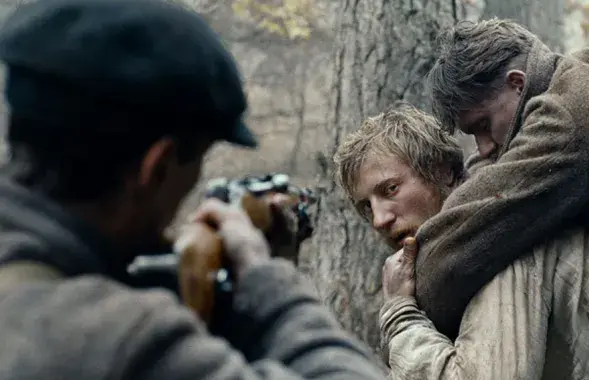Кадр из фильма "В тумане" (2012)​