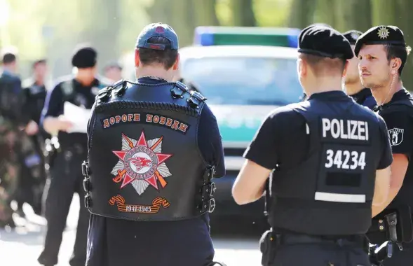“Начных ваўкоў” у Празе сустрэлі крымскататарскімі сцягамі