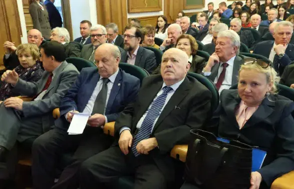 Николай Чергинец (второй справа) думает об "американском агрессоре" / sb.by
