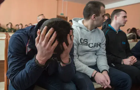 Пацярпелыя па "справе камандзіраў" у зале суда. Фота Еўрарадыё​