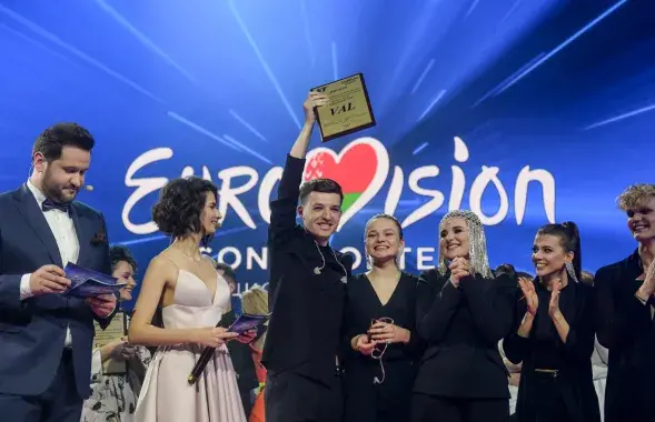 Valeryja Hrybusava (centered) and Uladzislau Pashkevich (right), VAL duo / Euroradio