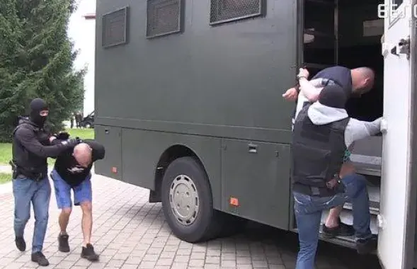 Задержанных россиян ведут в автозак / Скриншот с видео "Беларусь 1"​