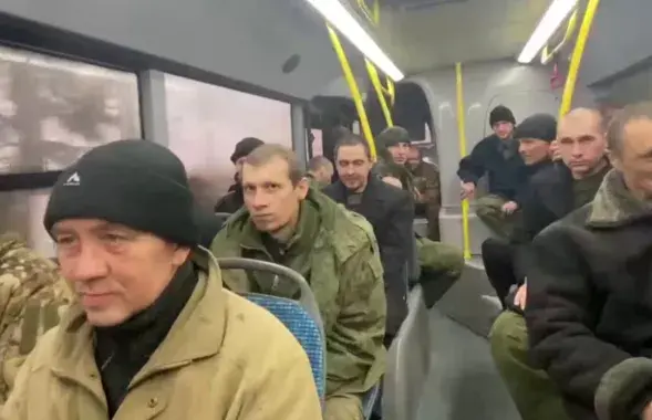 Максим Зезюльчик (второй справа, за мужчиной в черной куртке) среди военных, которых Украина передала России / svaboda.org
