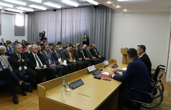 Западные дипломаты слушают оправдания Юрия Амбразевича и Алексея Талая