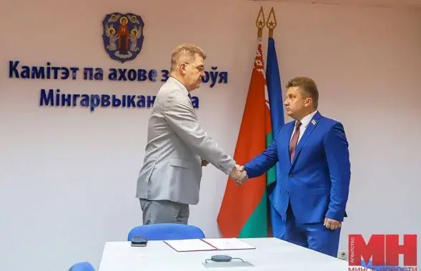 Старшыня Мінгарвыканкама Уладзімір Кухараў і новы стары кіраўнік гарздароўя Ігар Юркевіч / minsknews.by