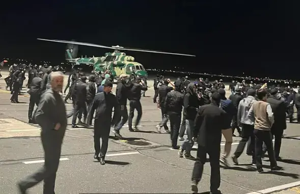 Люди на взлётной полосе аэропорта Махачкалы