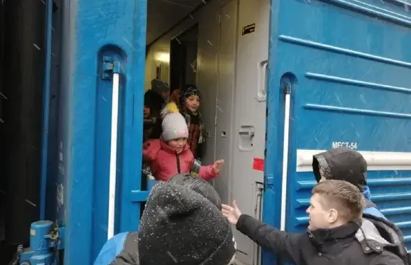 Дети на вокзале в Гомеле, 22 декабря 2023-го