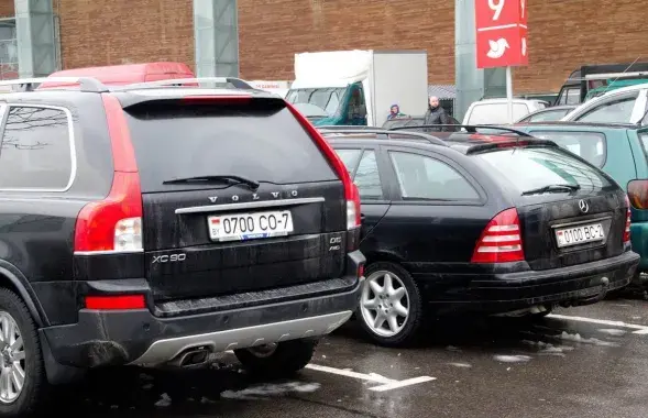 Автомобили на белорусских номерах у литовского торгового центра&nbsp;