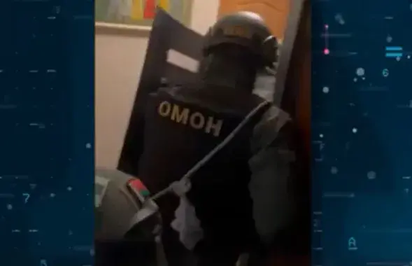 Омоновцы врываются в квартиру